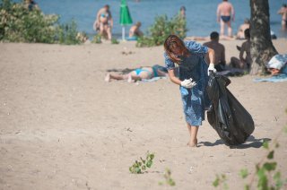 Молодежь города сделала из пляжа «конфетку»