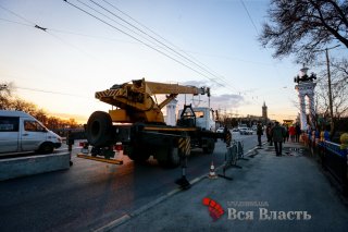 На центральной улице Запорожья рушится мост