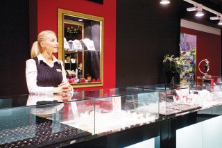 Запорожский аферист расплатился в ювелирном магазине фальшивыми евро