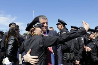 В Запорожье Аваков обнял полицейского, но танцы с ним опровергает 