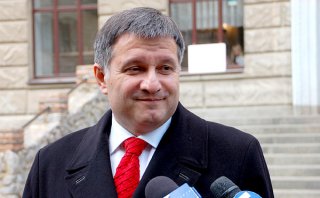 В Запорожье Аваков обнял полицейского, но танцы с ним опровергает